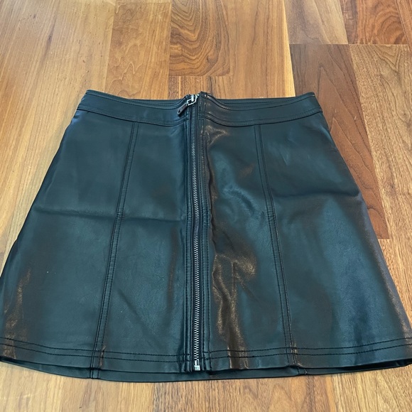 Guess a line faux leather skirt - Picture 2 of 6
